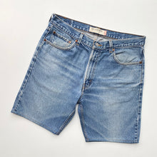 Load image into Gallery viewer, Levis 550 Shorts W36