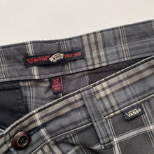 Load image into Gallery viewer, Vans Shorts W32