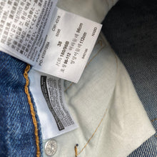 Load image into Gallery viewer, Levi’s 511 Denim Shorts W38