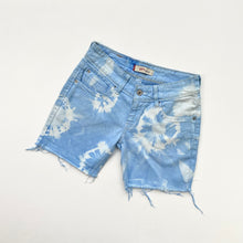 Load image into Gallery viewer, Levi’s Tie-dye Shorts W26