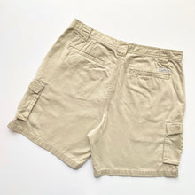 Load image into Gallery viewer, Columbia Sportswear Cargo Shorts W38