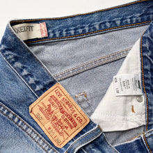 Load image into Gallery viewer, Levis 550 Shorts W36