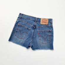 Load image into Gallery viewer, Levi’s 525 Denim Shorts W30