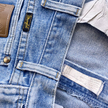 Load image into Gallery viewer, Wrangler Jeans W35 L34