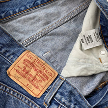 Load image into Gallery viewer, Levi’s 505 Shorts W36