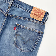Load image into Gallery viewer, Levis 550 Shorts W36