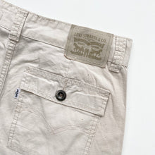 Load image into Gallery viewer, Levi’s Cargo Shorts W28