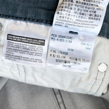 Load image into Gallery viewer, Levis 569 Shorts W36