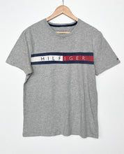 Load image into Gallery viewer, Tommy Hilfiger T-shirt (M)