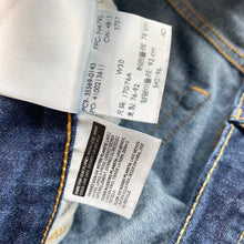 Load image into Gallery viewer, Levi’s 569 Shorts W30
