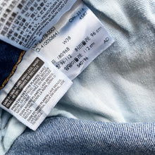 Load image into Gallery viewer, Levi’s 541 Shorts W38