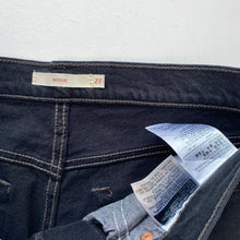 Load image into Gallery viewer, Levi’s Denim Shorts W27
