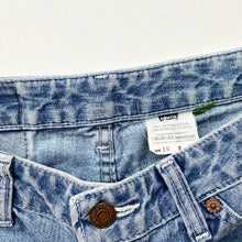 Load image into Gallery viewer, 90s Levi’s Denim Shorts W30