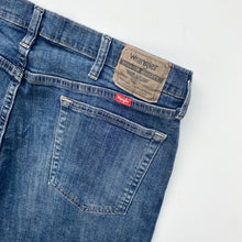 Load image into Gallery viewer, Wrangler Denim Shorts W36