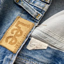 Load image into Gallery viewer, 90s Lee Denim Shorts W28