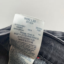 Load image into Gallery viewer, Wrangler Jeans W30 L32
