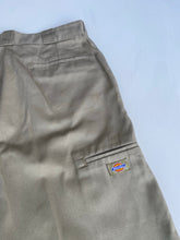 Load image into Gallery viewer, Dickies Shorts W32
