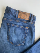 Load image into Gallery viewer, Tommy Hilfiger Jeans W38 L30