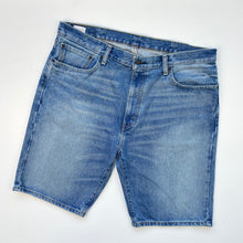 Load image into Gallery viewer, Levi’s 505 Shorts W38
