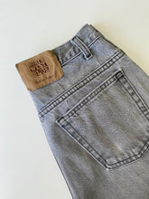 Load image into Gallery viewer, Vintage Jeans W26 L27
