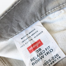 Load image into Gallery viewer, Wrangler Denim Shorts W38