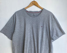 Load image into Gallery viewer, Tommy Hilfiger t-shirt (XL)