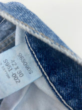 Load image into Gallery viewer, Wrangler Jeans W42 L30