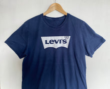 Load image into Gallery viewer, Levi’s t-shirt (M)