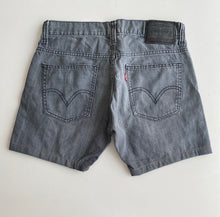 Load image into Gallery viewer, Levi’s 511 Shorts W32