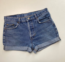 Load image into Gallery viewer, 90s Levi’s high waisted shorts