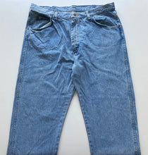 Load image into Gallery viewer, Wrangler Jeans W38 L32