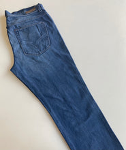 Load image into Gallery viewer, DKNY Jeans W36 L32
