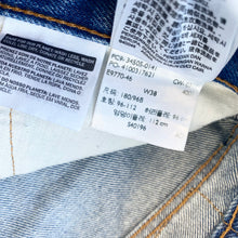 Load image into Gallery viewer, Levi’s 505 Shorts W38