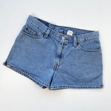 Load image into Gallery viewer, 90s Levi’s Shorts W30