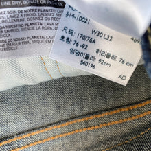 Load image into Gallery viewer, Levi’s 520 Shorts W30