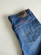 Load image into Gallery viewer, Wrangler Jeans W30 L27