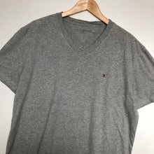 Load image into Gallery viewer, Tommy Hilfiger t-shirt (L)