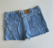 Load image into Gallery viewer, 90s High Waist Levi&#39;s Shorts W36