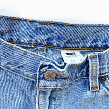 Load image into Gallery viewer, 90s Levi’s Shorts W30