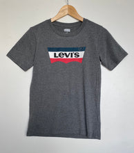 Load image into Gallery viewer, Levi’s t-shirt (XS)