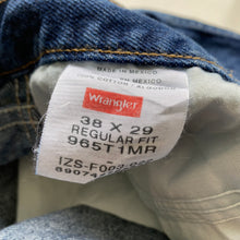 Load image into Gallery viewer, Wrangler Jeans W38 L29