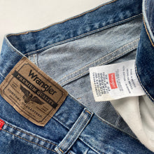 Load image into Gallery viewer, Wrangler Jeans W32 L34