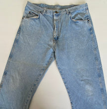Load image into Gallery viewer, Wrangler Jeans W38 L30
