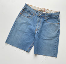 Load image into Gallery viewer, Levi’s 569 Shorts W33