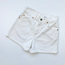 Load image into Gallery viewer, 90s Levi’s Shorts W24