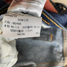 Load image into Gallery viewer, Levi&#39;s 501 W38 L32