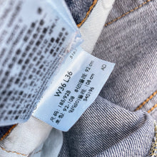 Load image into Gallery viewer, Levi’s 527 Shorts W36