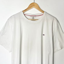 Load image into Gallery viewer, Tommy Hilfiger T-shirt (XL)