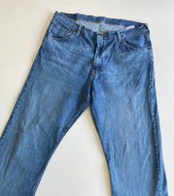 Load image into Gallery viewer, Wrangler Jeans W36 L32