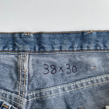 Load image into Gallery viewer, Wrangler Jeans W38 L30